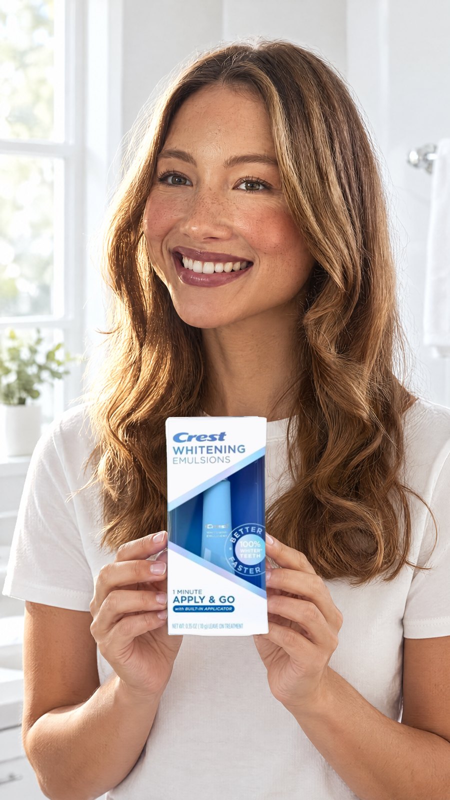 3DW Crest Whitening Pen Emulsions (10g) — held by model