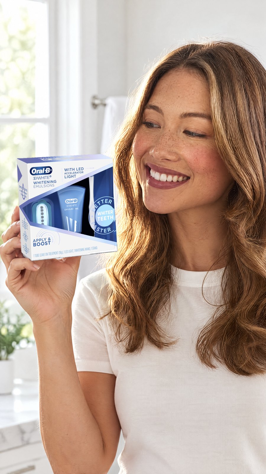 OralB - Whitening Emulsions with Wand Applicator (25g) — close-up with model