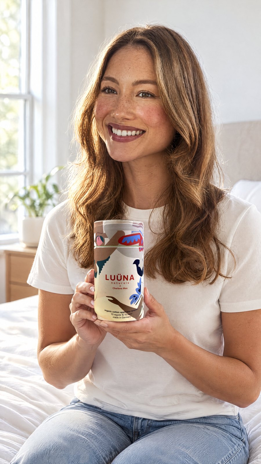Luuna New plastic period Organic Cotton tampons(10 regular,10 super) — held by model