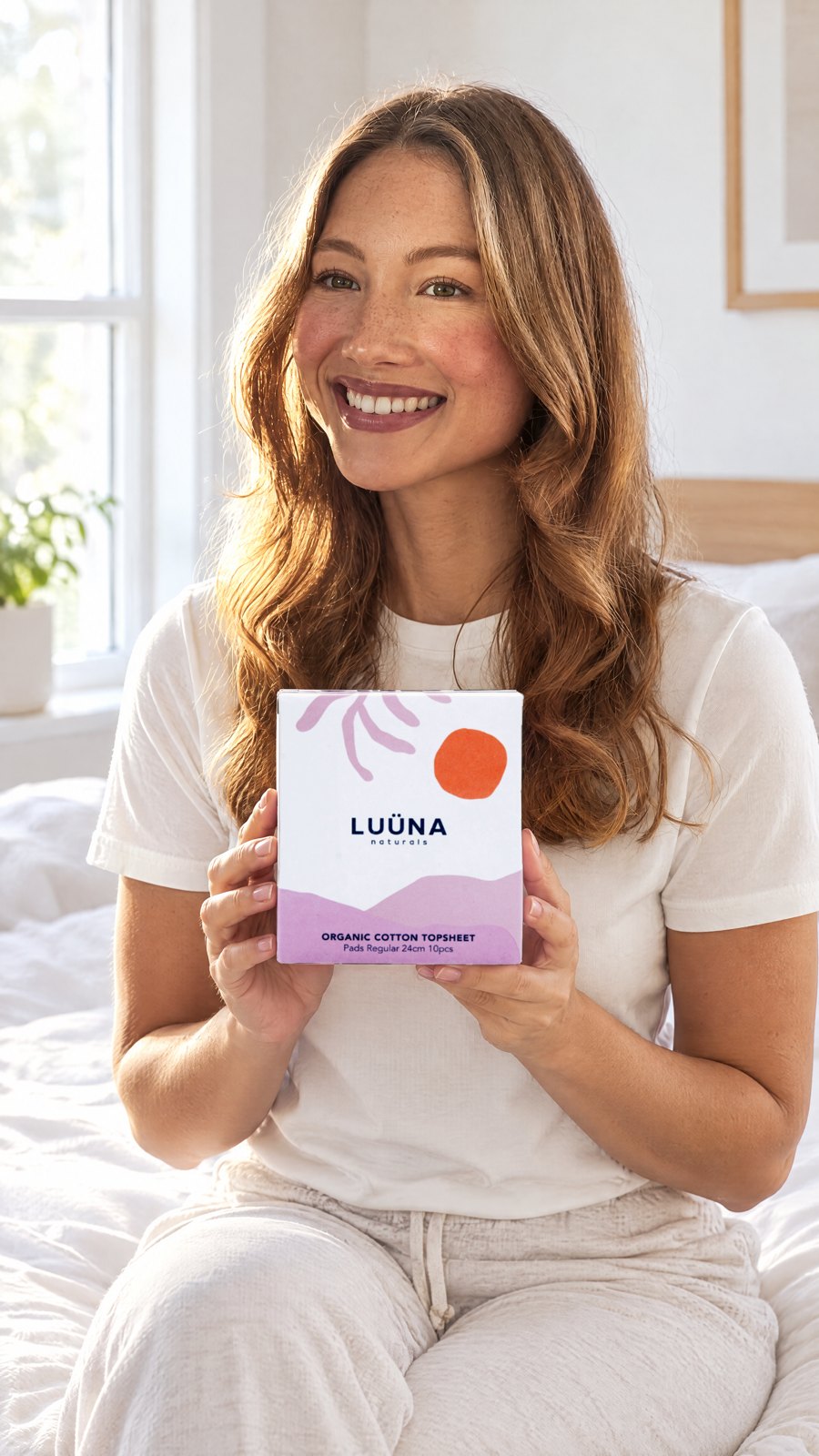 Luuna - Organic Cotton Topsheet Regular 24cm 10 pcs x 1 — held by model