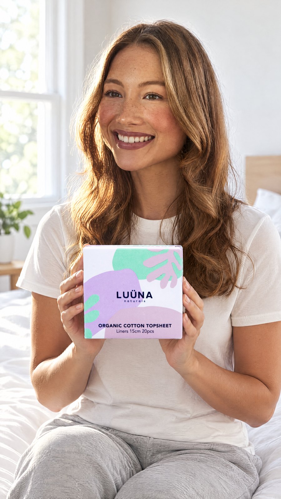 Luuna - Liners Organic Cotton 20 pcs x 1 — held by model