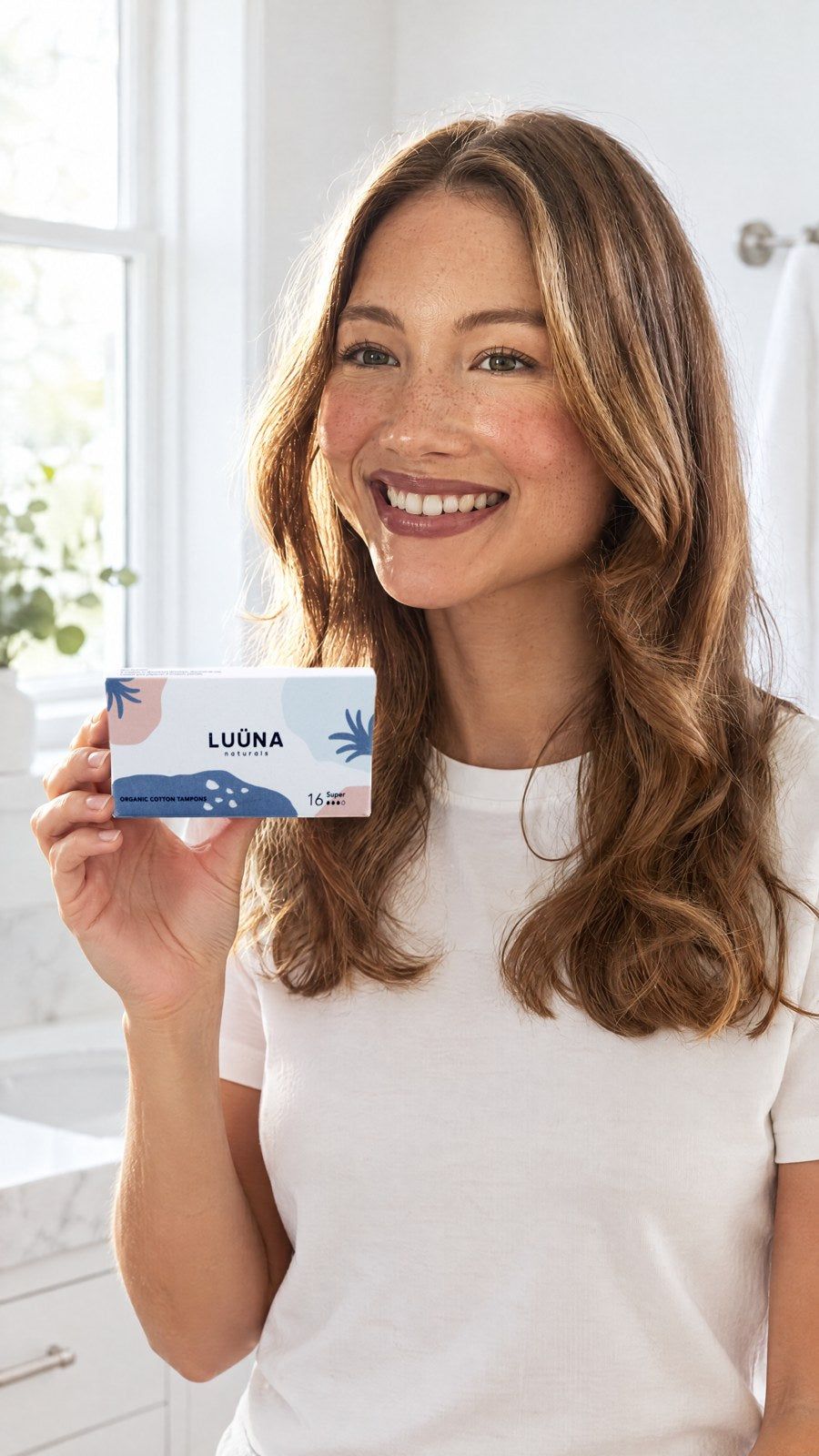 Luuna - Organic Cotton Super Tampons 16 pcs x 1 — held by model