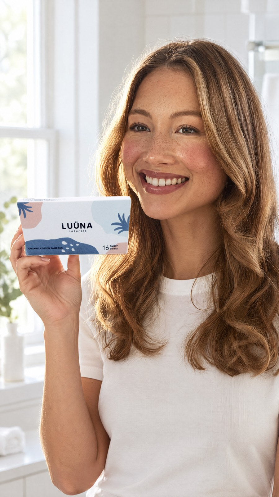 Luuna - Organic Cotton Super Tampons 16 pcs x 1 — close-up with model