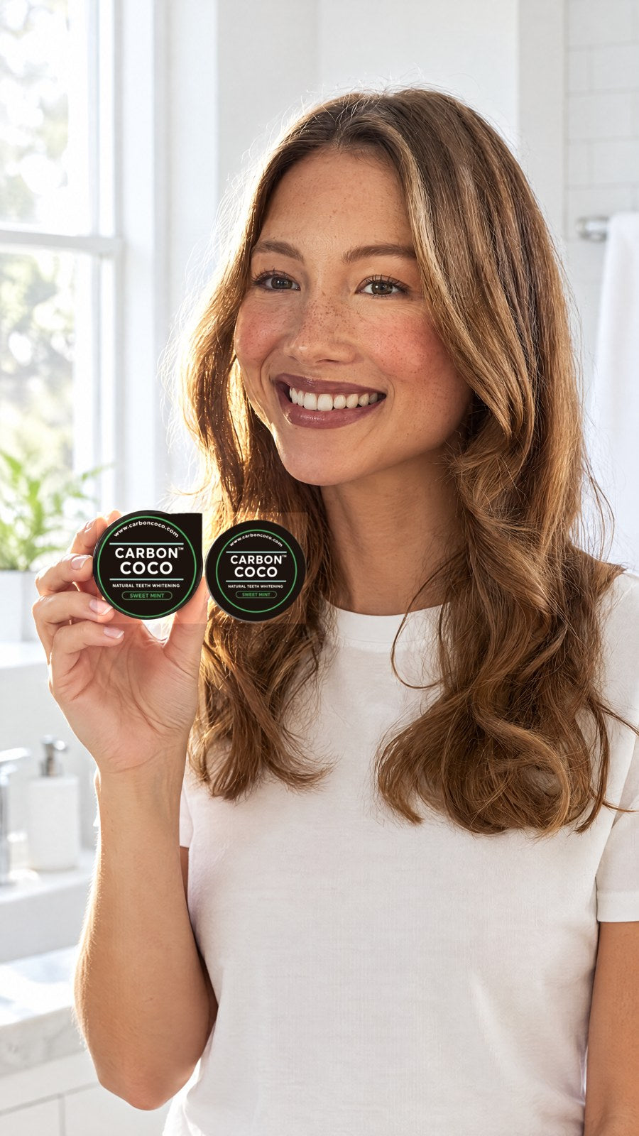 CARBONCOCO - Teeth Whitening Cleaning Kit(Teeth whitening powder-Mint) — held by model