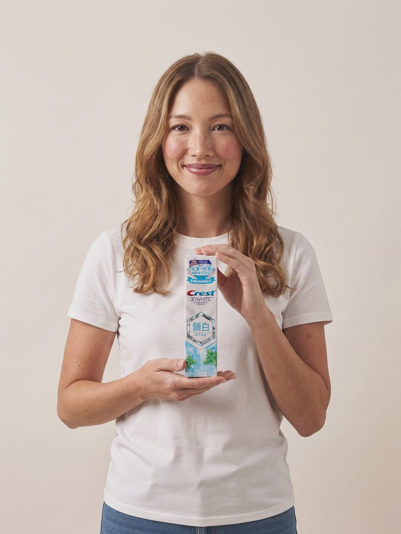 Crest WhiteLock sea mint in hand