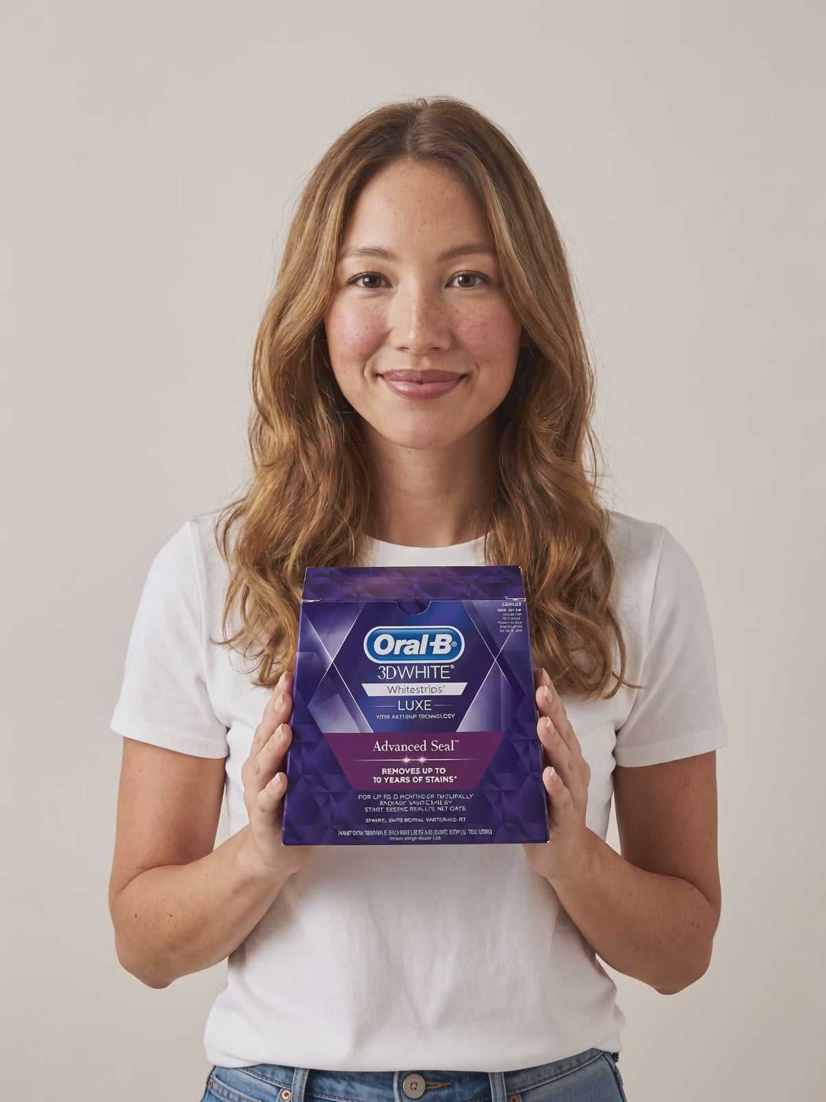 Oral-B Luxe Advanced Seal in hand