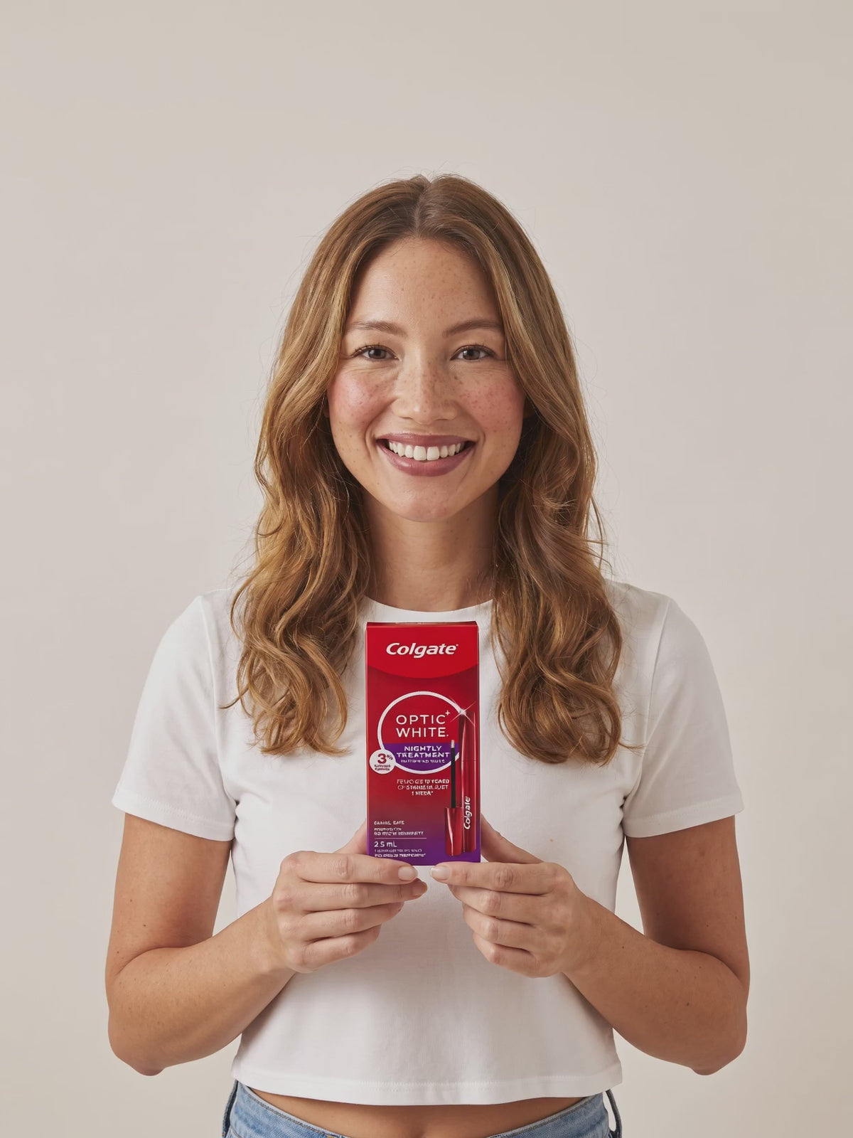 Colgate Optic White wand in hand