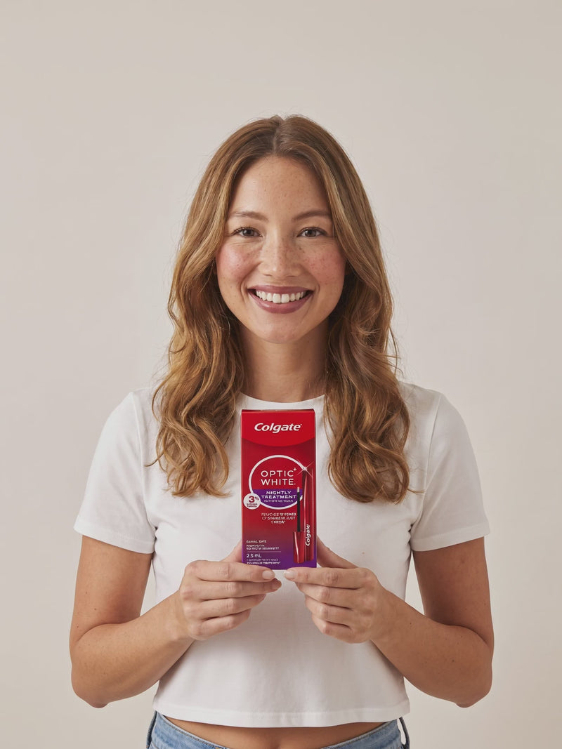 Colgate Optic White wand in hand